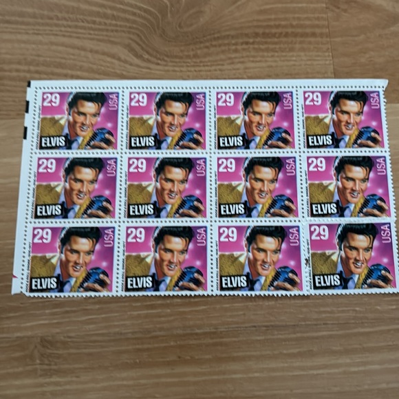 12 Elvis stamps - Picture 2 of 3